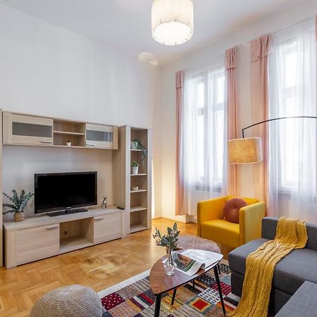 Cozy Home By Bella In The Heart Of Boedapest Buitenkant foto