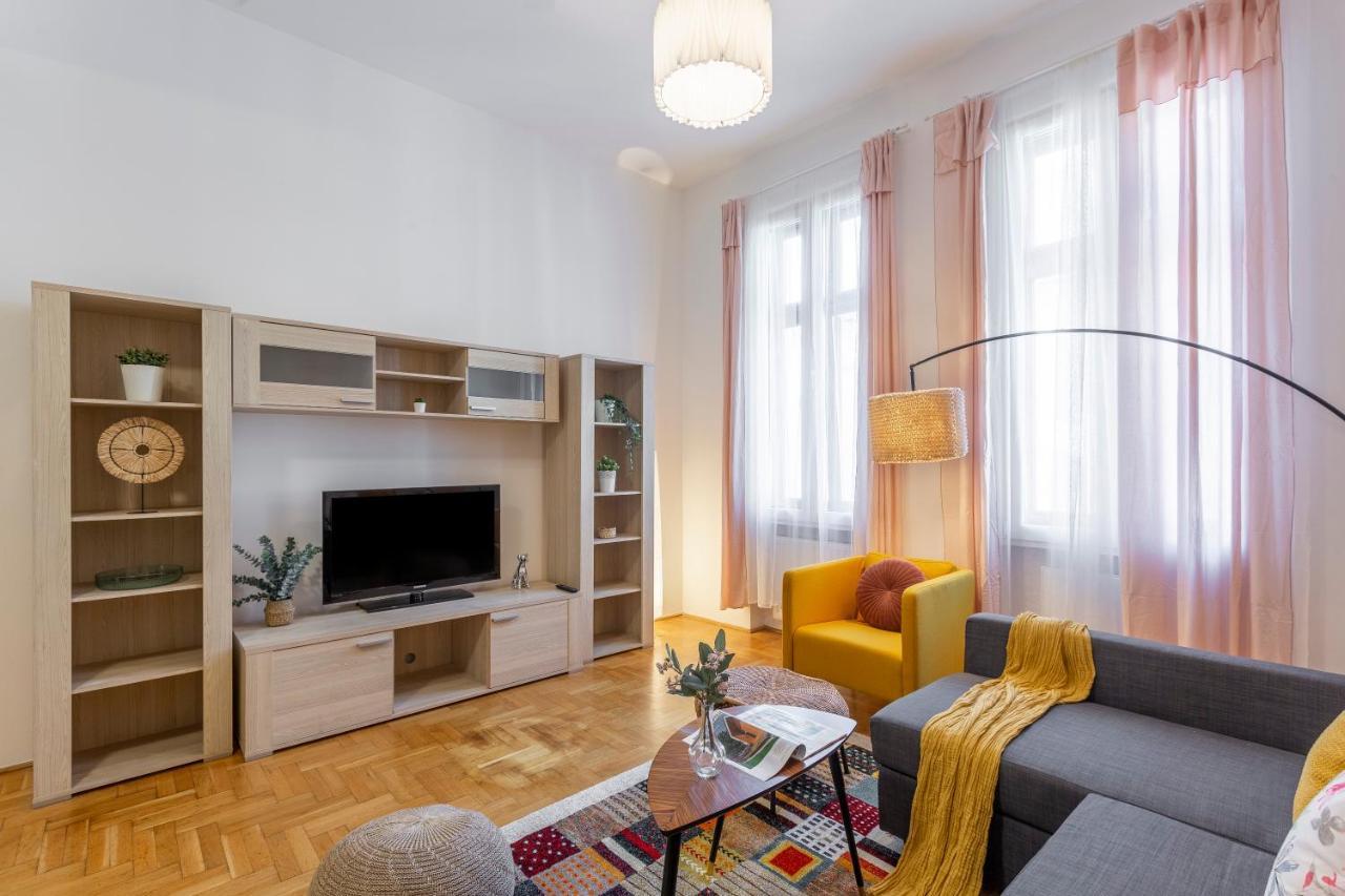 Cozy Home By Bella In The Heart Of Boedapest Buitenkant foto