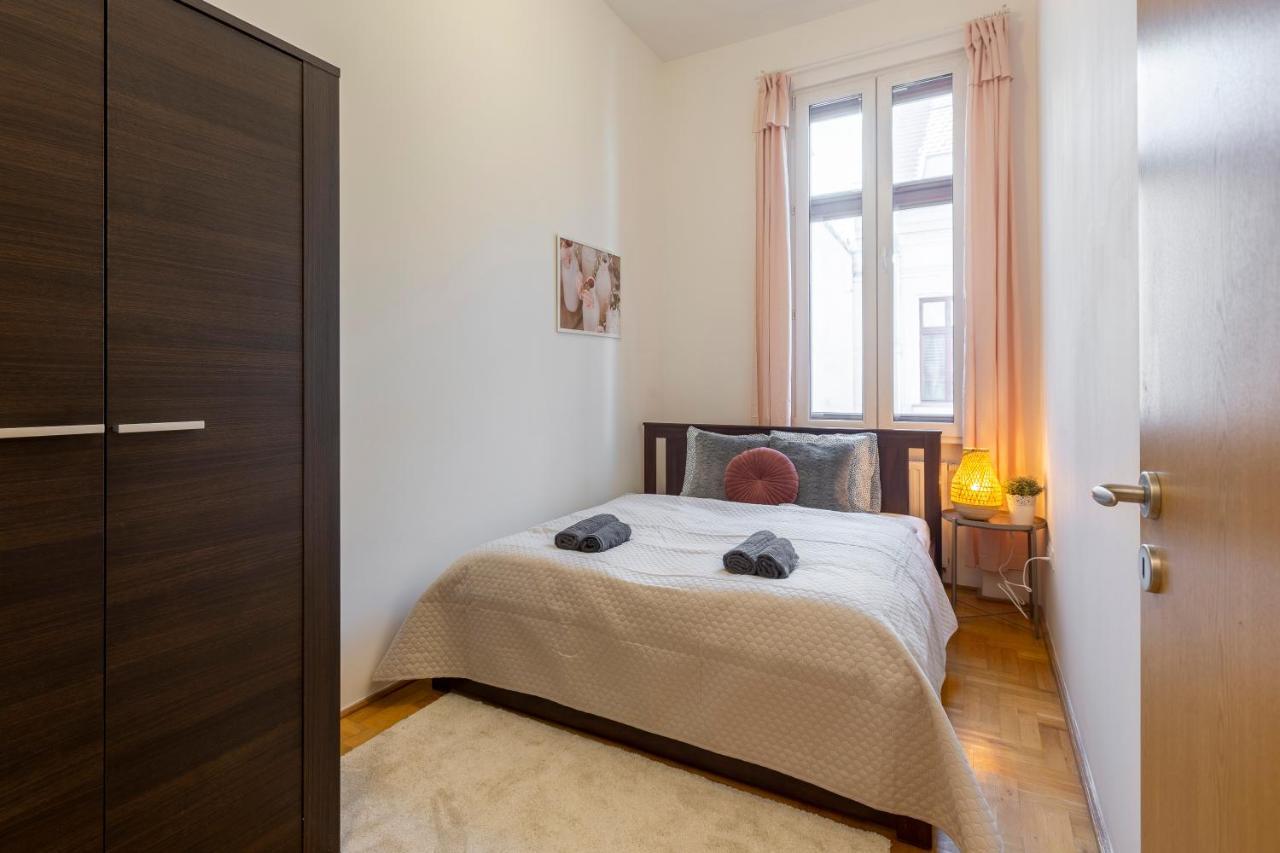Cozy Home By Bella In The Heart Of Boedapest Buitenkant foto