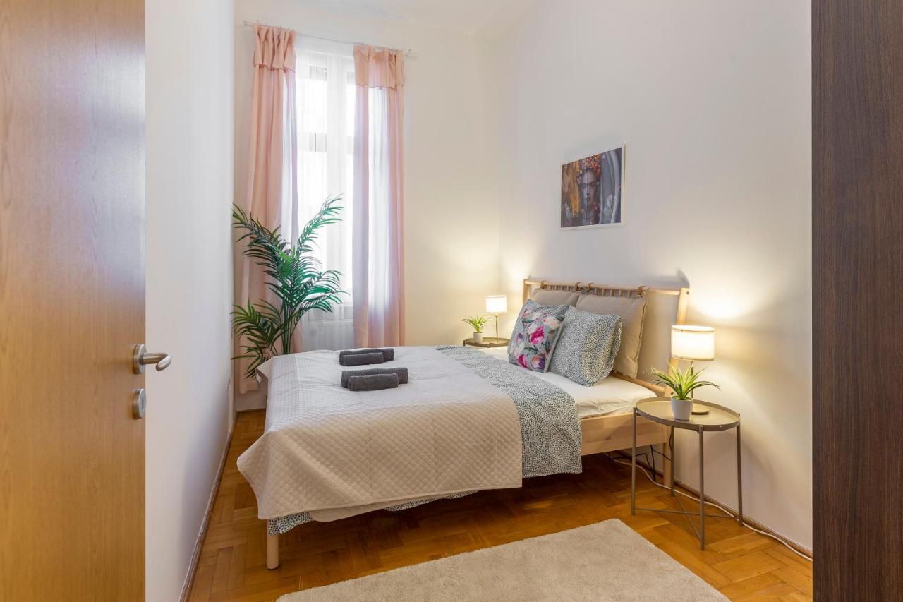 Cozy Home By Bella In The Heart Of Boedapest Buitenkant foto