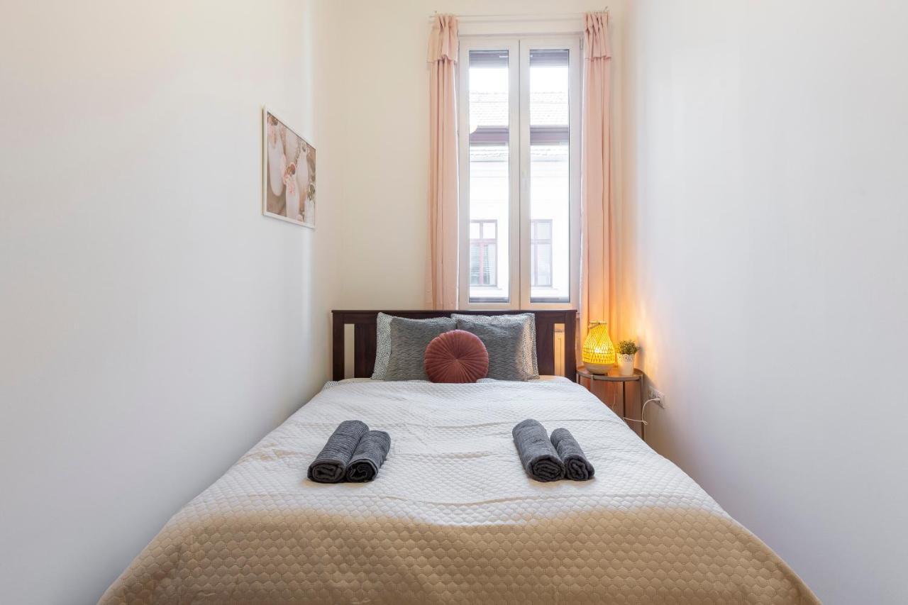 Cozy Home By Bella In The Heart Of Boedapest Buitenkant foto